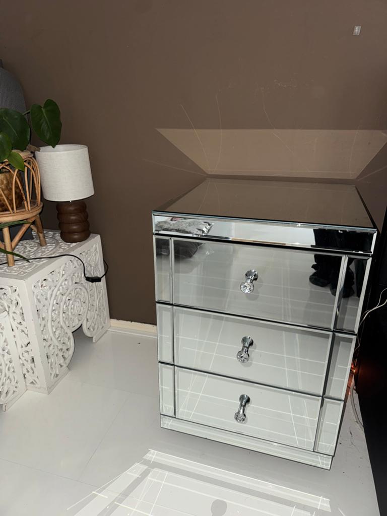 Spiegelglas nachtkastje met 3 lades 2 stuks eichholtz stijl, Ophalen, Minder dan 50 cm, Zo goed als nieuw, Minder dan 100 cm