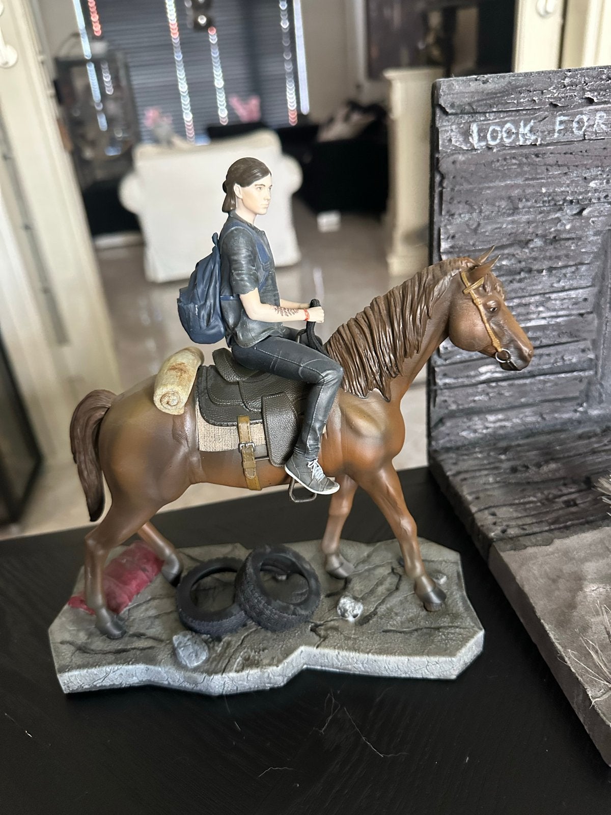 The Last of Us Part II Ellie met paard beeldje, Verzamelen, Verzenden, Zo goed als nieuw