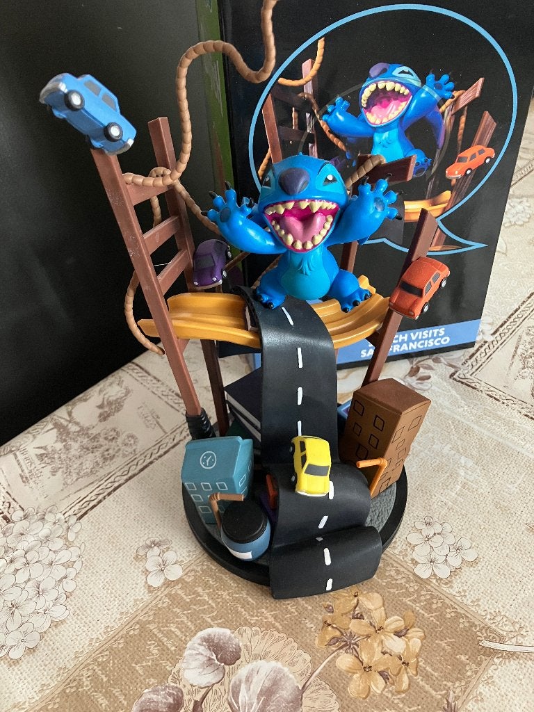 Lilo & Stitch Q-Fig Max Elite Figure Stitch x San Francisco, Verzamelen, Ophalen of Verzenden, Overige figuren, Zo goed als nieuw