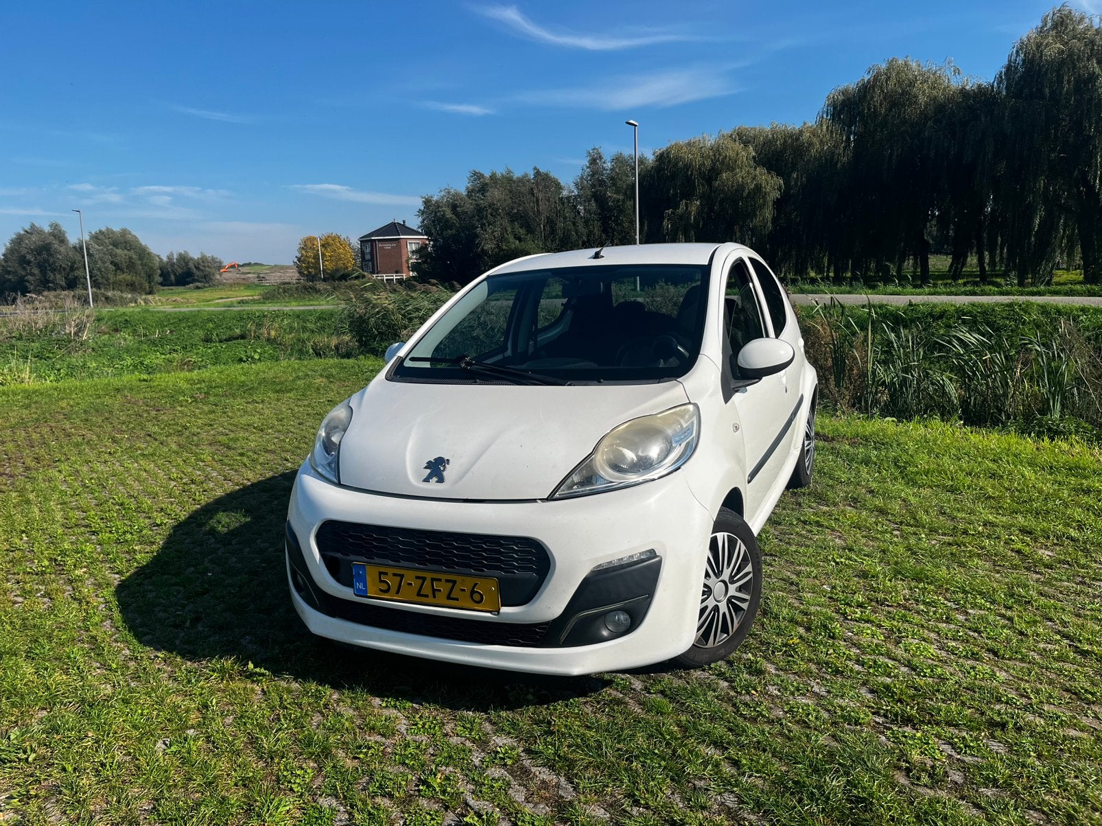 Peugeot 107 5-Deurs 2012 Wit, Auto's, Voorwielaandrijving, 4 stoelen, Origineel Nederlands, Handgeschakeld