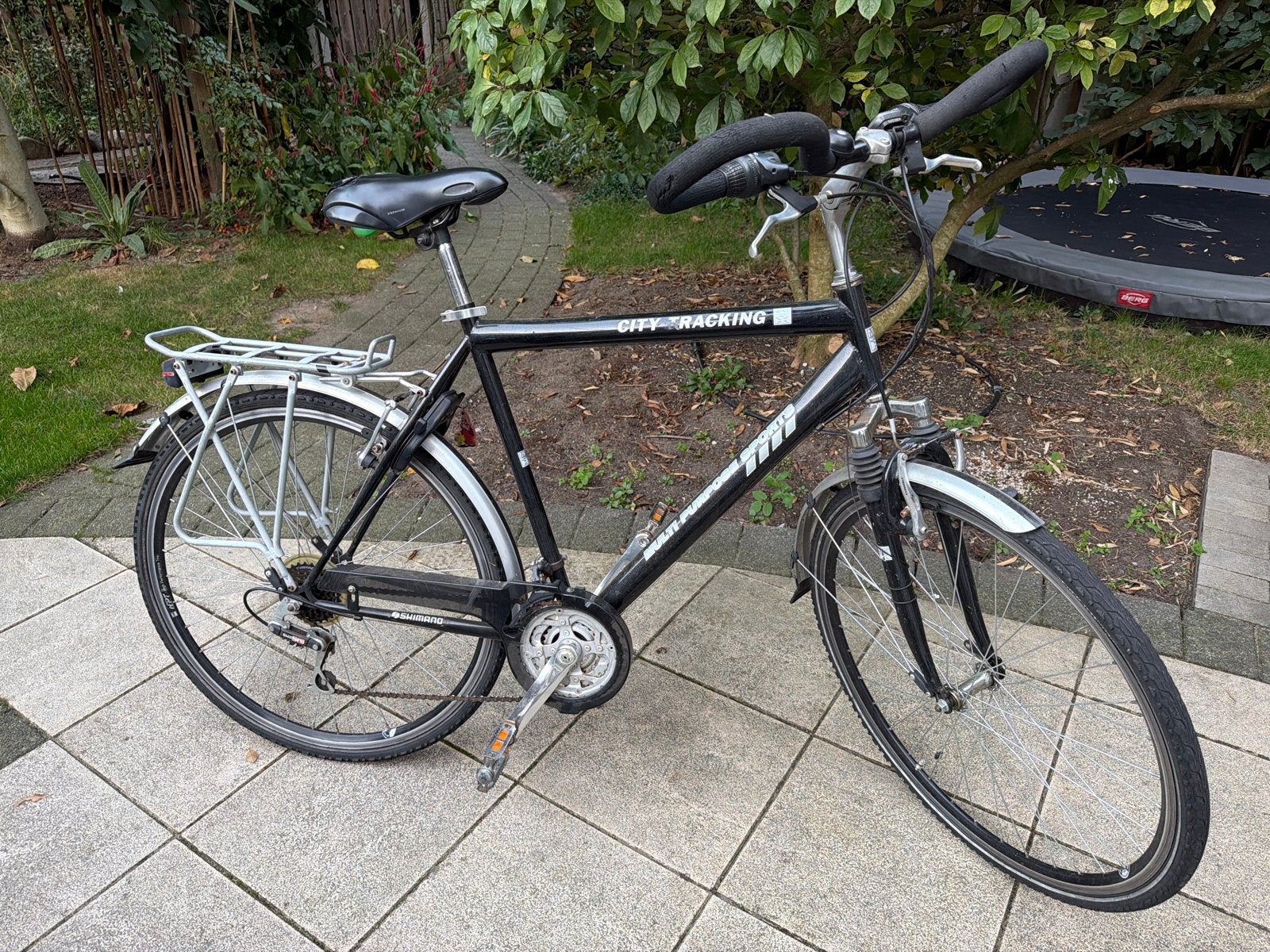 Zwarte City Tracking Fiets met Versnellingen en Bagagedrager, Gebruikt, Velgrem, Versnellingen, 53 tot 57 cm