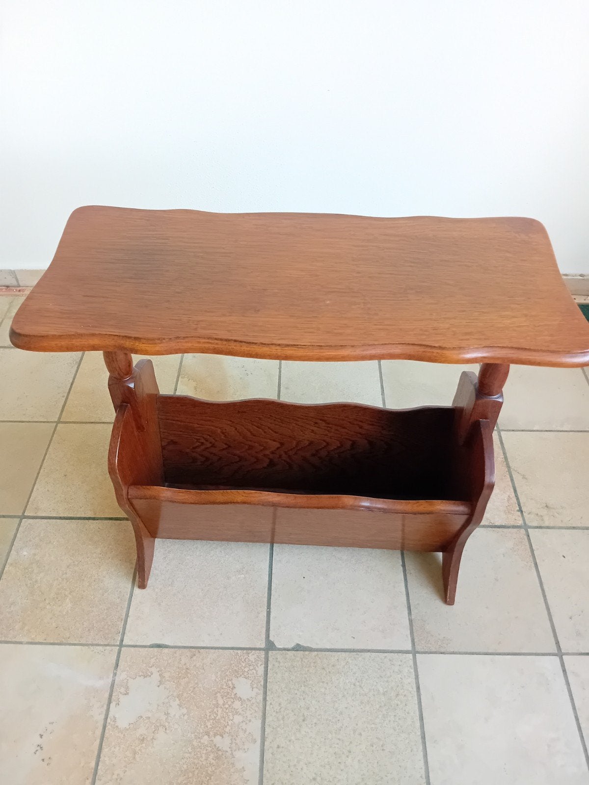 Vintage houten bijzettafel met lectuurbak, Ophalen