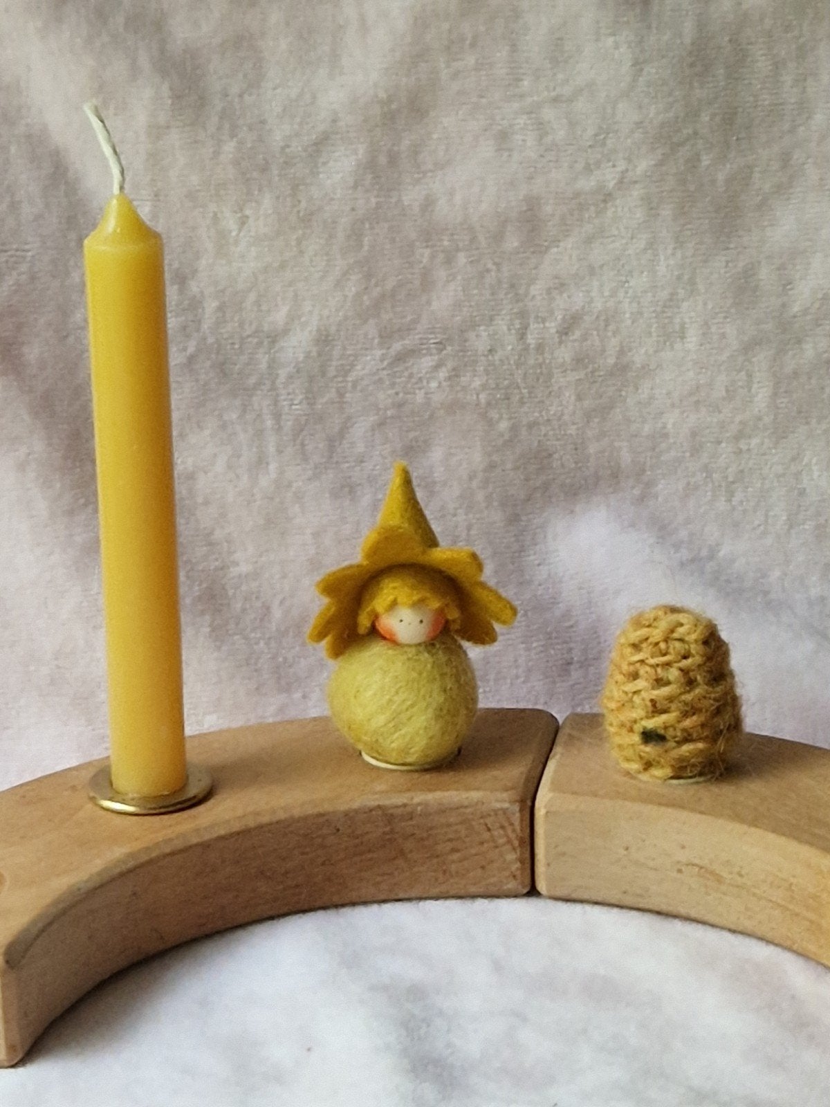 Vrije School Seizoenstafel Bijenkorf steker bloemenkind vilt, Hobby en Vrije tijd, Verzenden, Nieuw, Figuurtje(s), Wolvilt