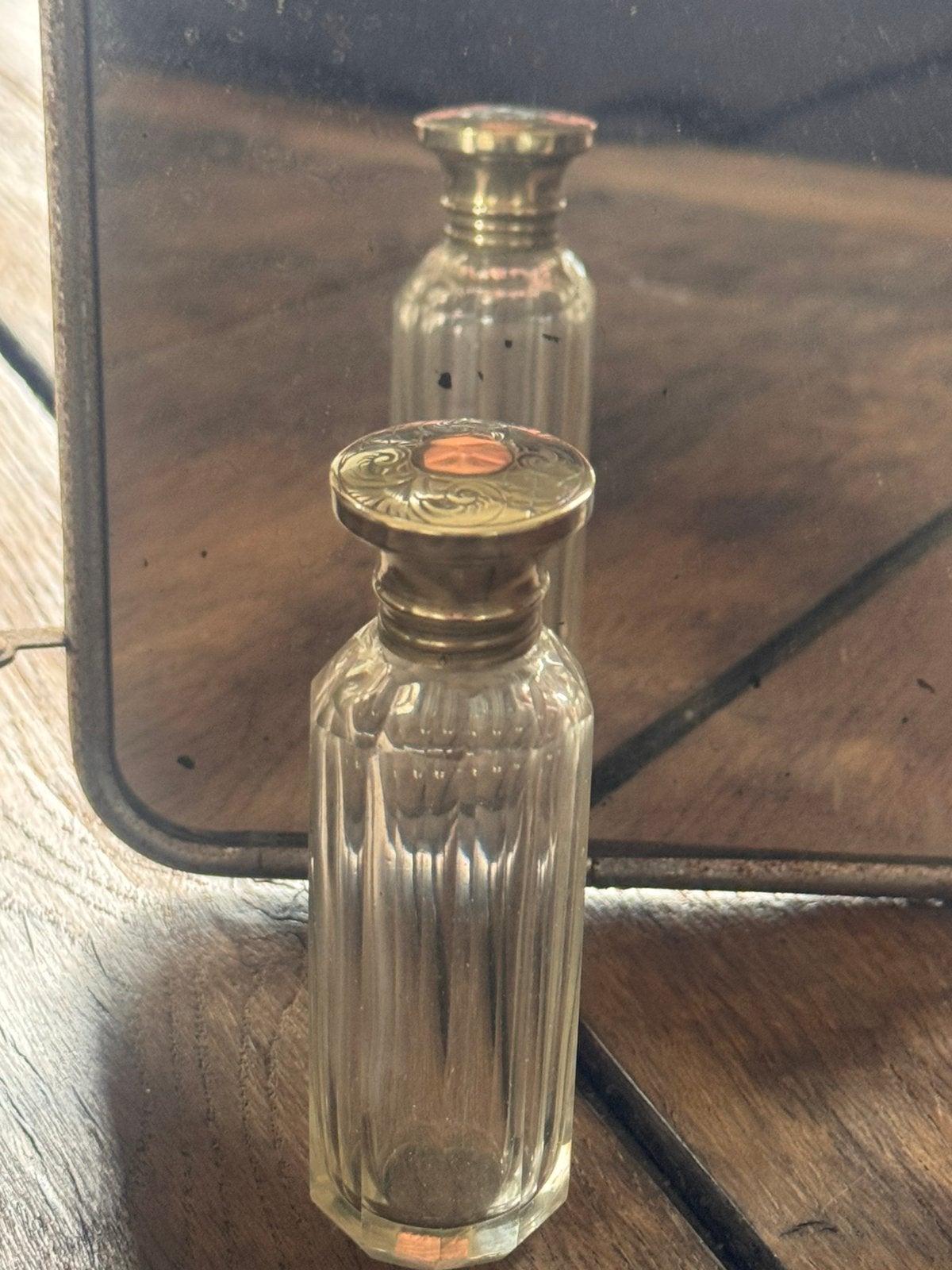 Antiek parfumflesje met zilveren draaidop, Antiek en Kunst, Ophalen of Verzenden