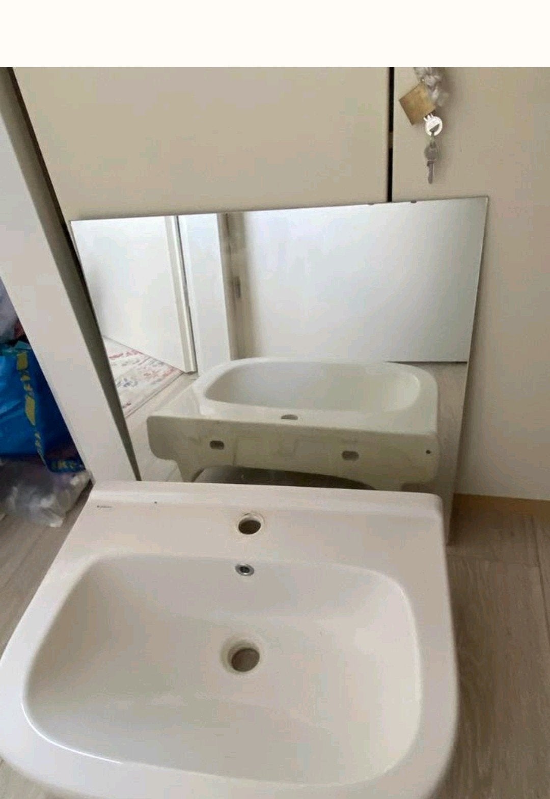 Wastafel met spiegel, Ophalen