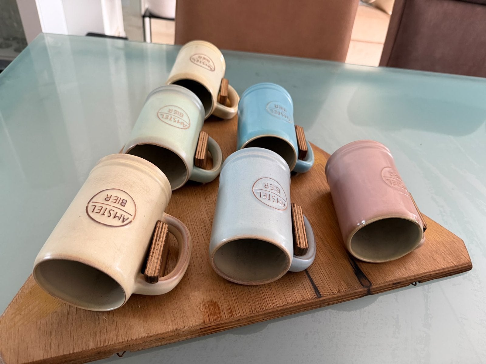 Set van 6 vintage Amstel Bier mokken op houten plank, Ophalen