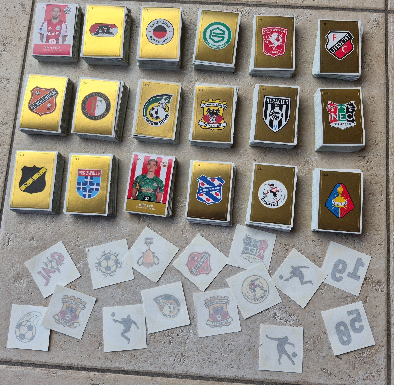 Grote collectie voetbalplaatjes plus spaaractie stickers, Plus, Ophalen of Verzenden