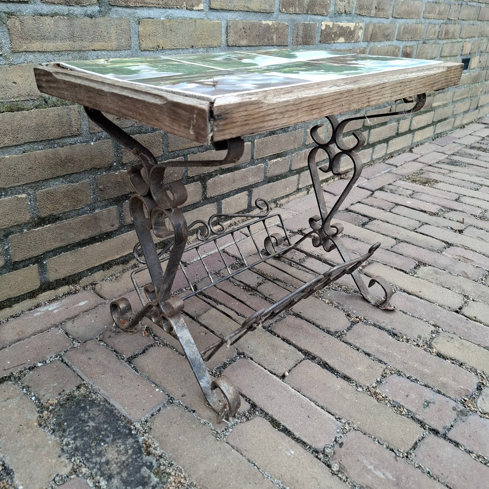 Vintage bijzettafel met tegels en ijzeren onderstel, Ophalen