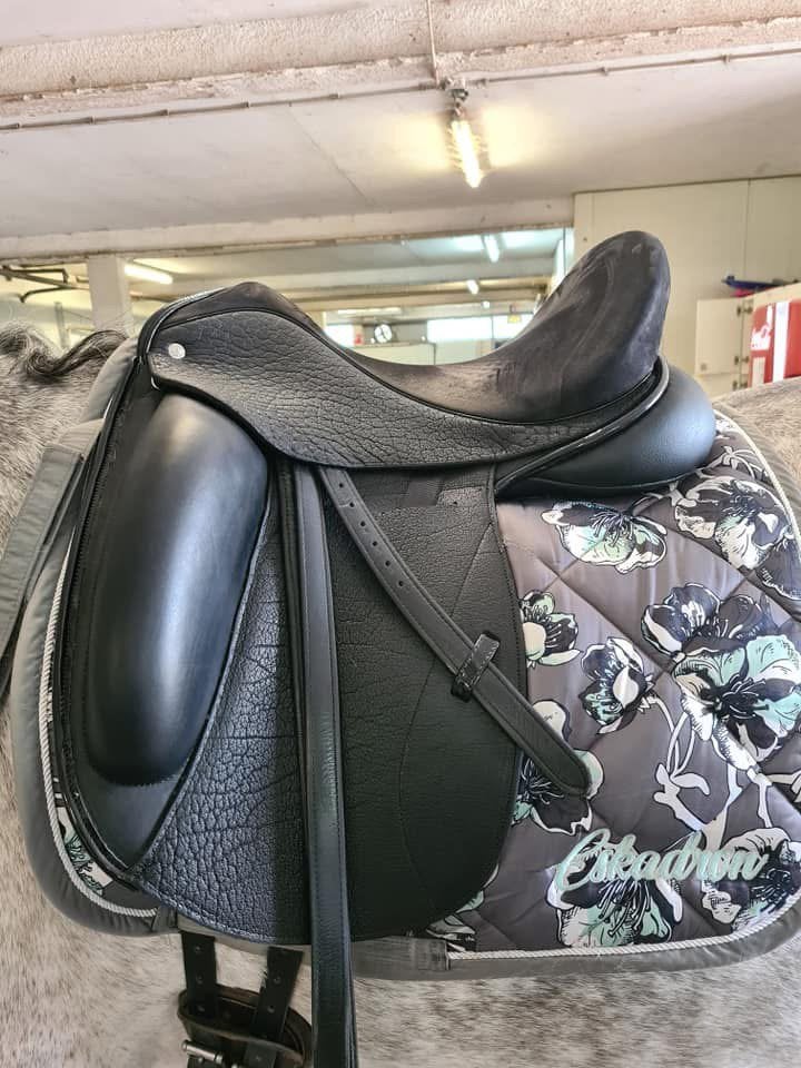 Custom flight 17,5 inc, Ophalen, Zo goed als nieuw, Dressuur