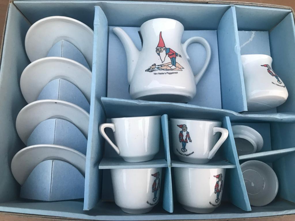 Vintage Piggelmee Kinderservies van Van Nelle (Kahla, jaren, Antiek en Kunst, Antiek | Servies compleet, Ophalen of Verzenden