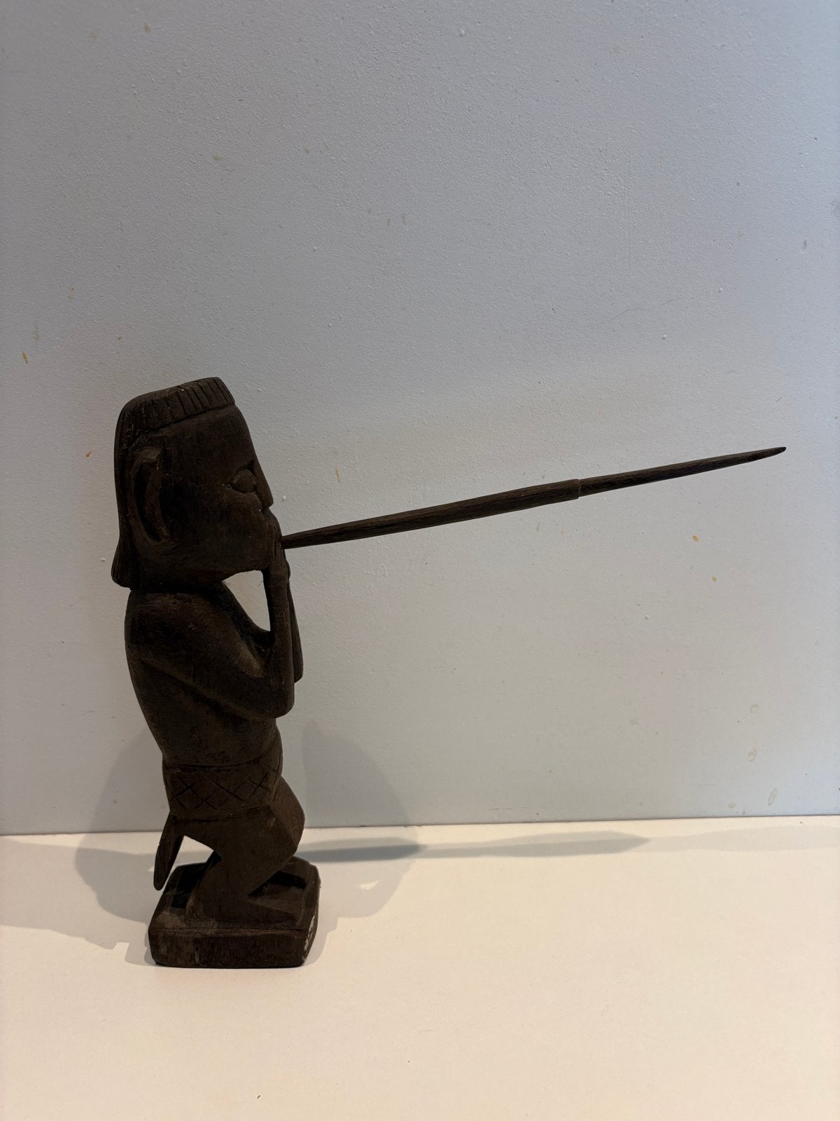 Houten beeldje met blaaspijp - Indonesische kunst, Hout, Bruin, Ophalen of Verzenden, Indonesië
