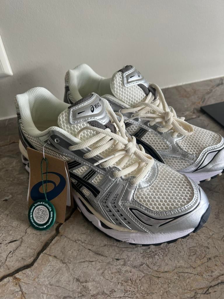 Asics Kayano 14, Bruin, Nieuw, Ophalen of Verzenden, Sneakers of Gympen