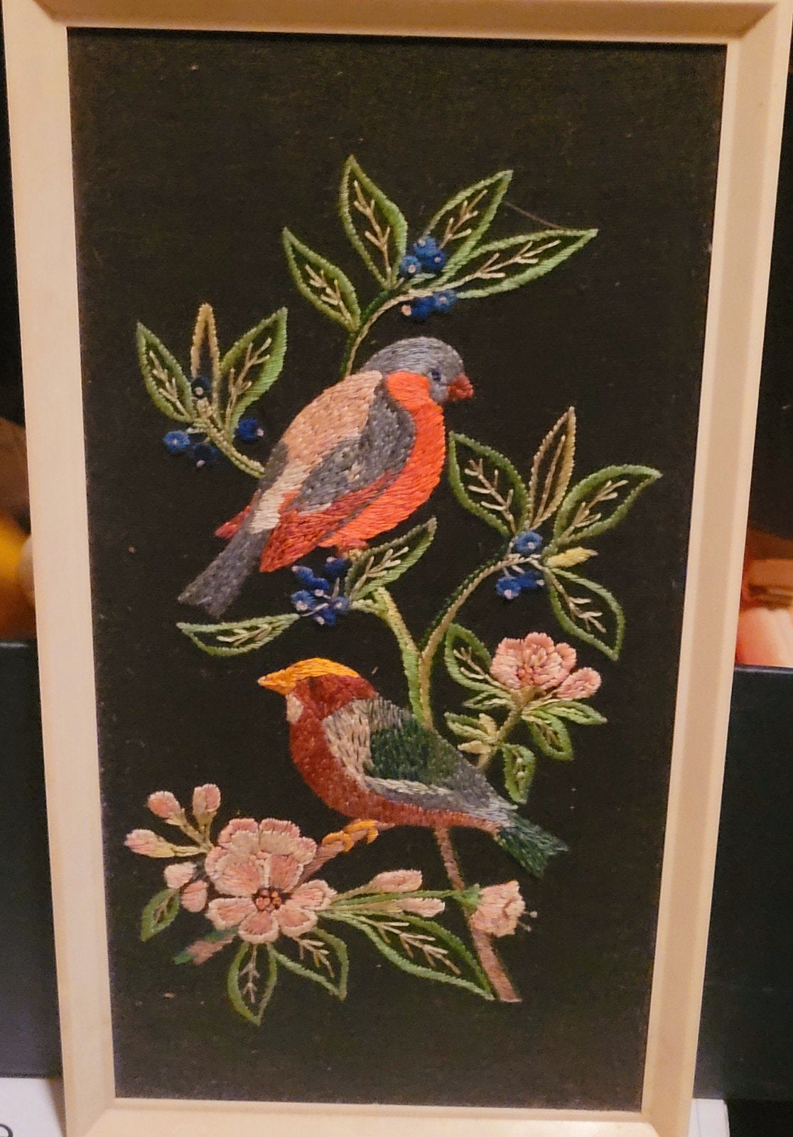 Vintage hand geborduurd vogel schilderij met creme lijst, Ophalen, Minder dan 50 cm, Overige typen, Zo goed als nieuw