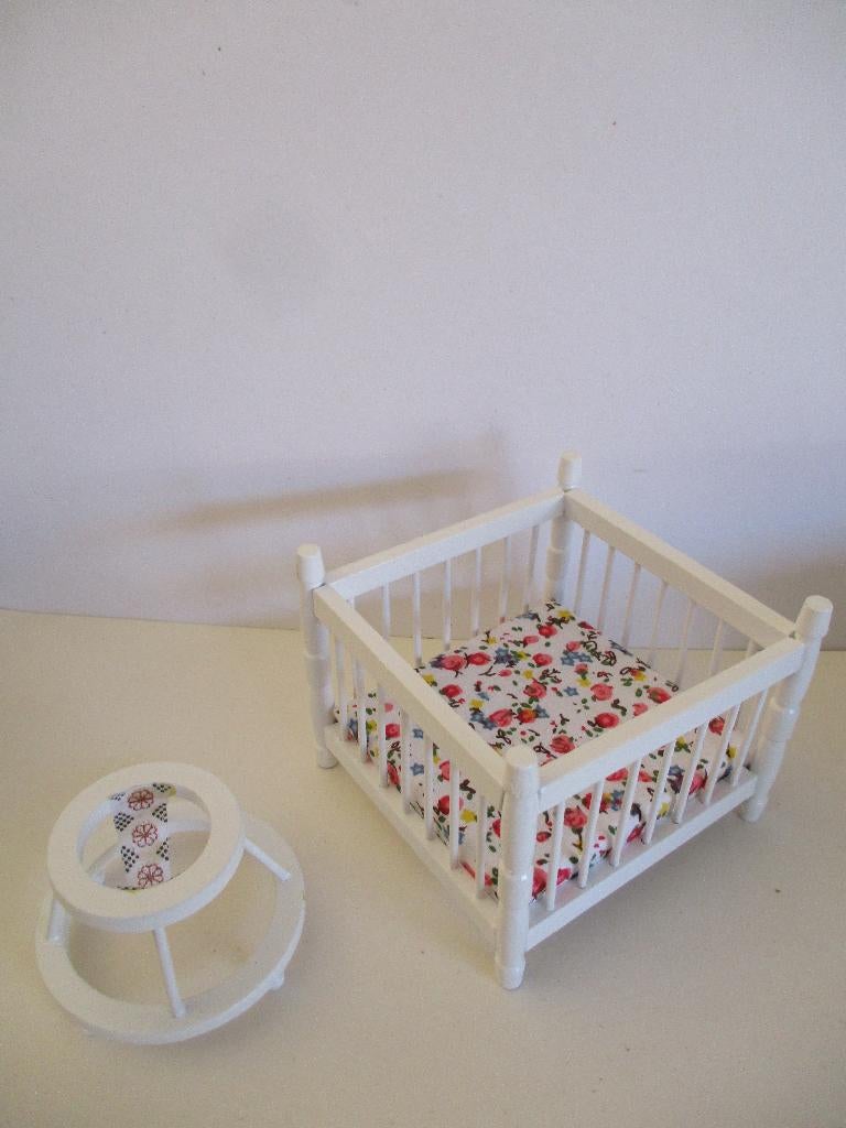 poppenhuis box en loopwagentje, Verzamelen, Poppenhuizen en Toebehoren, Ophalen of Verzenden, Zo goed als nieuw, Decoratie