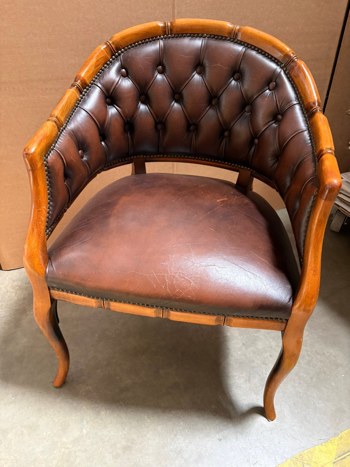 Engelse stijl leren tub chair fauteuil gecapitonneerd, stoel, Antiek en Kunst, Ophalen of Verzenden