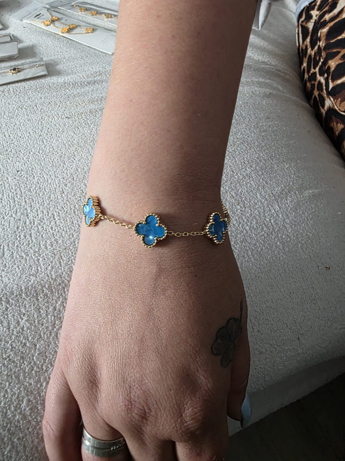 Gouden Klavertje Vier Armband - Diverse Kleuren, Nieuw, Ophalen of Verzenden, Met bedels of kralen, Goud