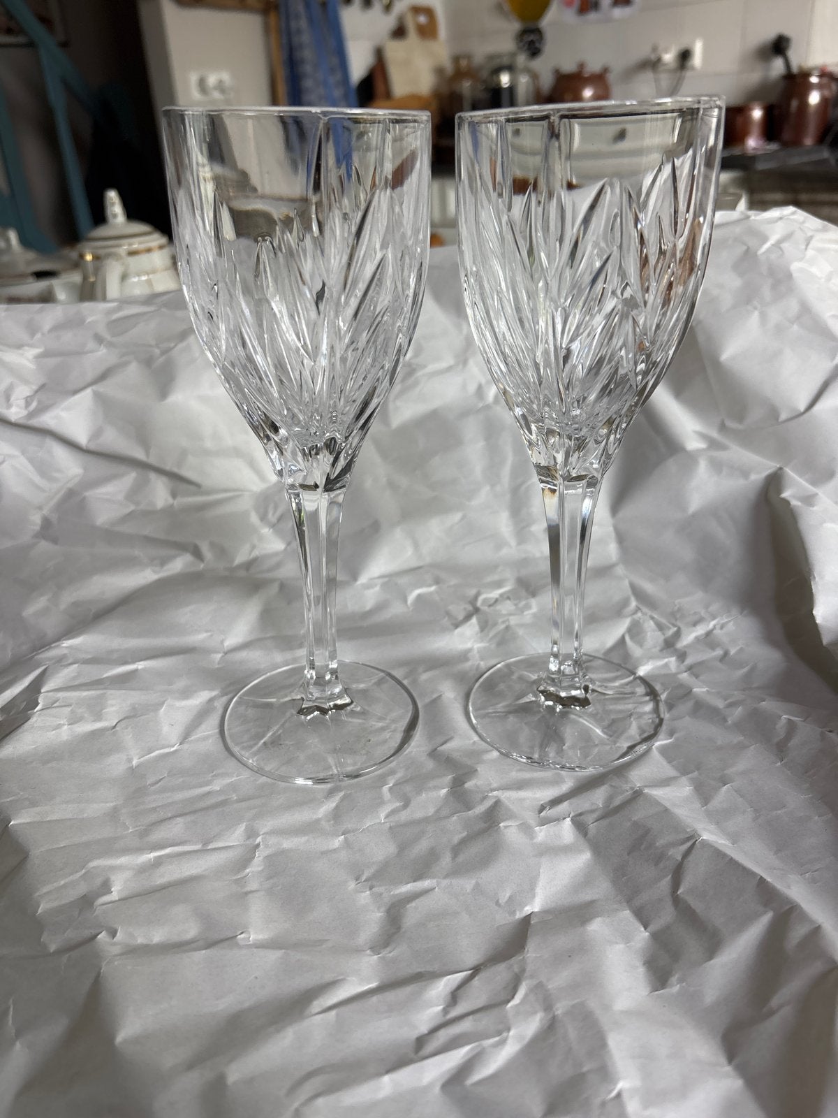 Set van 2 kristallen wijnglazen met geslepen decoratie, Ophalen