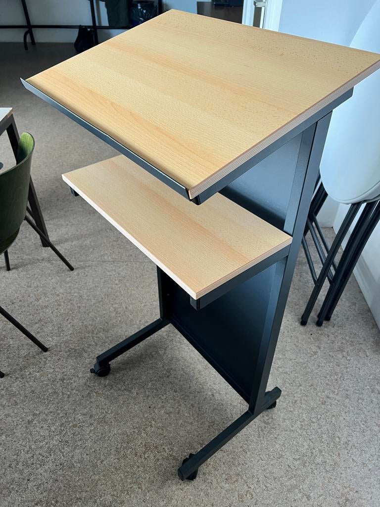 Lessenaar / Katheder Antraciet met Hout, op Wieltjes, Ophalen, Met wielen, Zo goed als nieuw