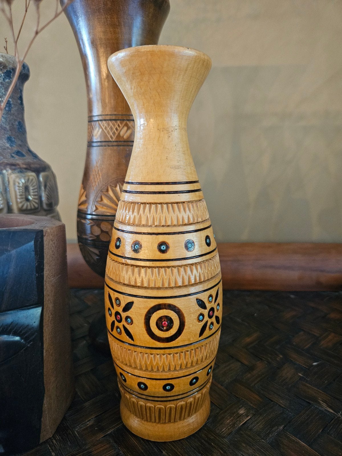 Licht houten vaasje met etnisch houtsnijwerk, Ophalen of Verzenden