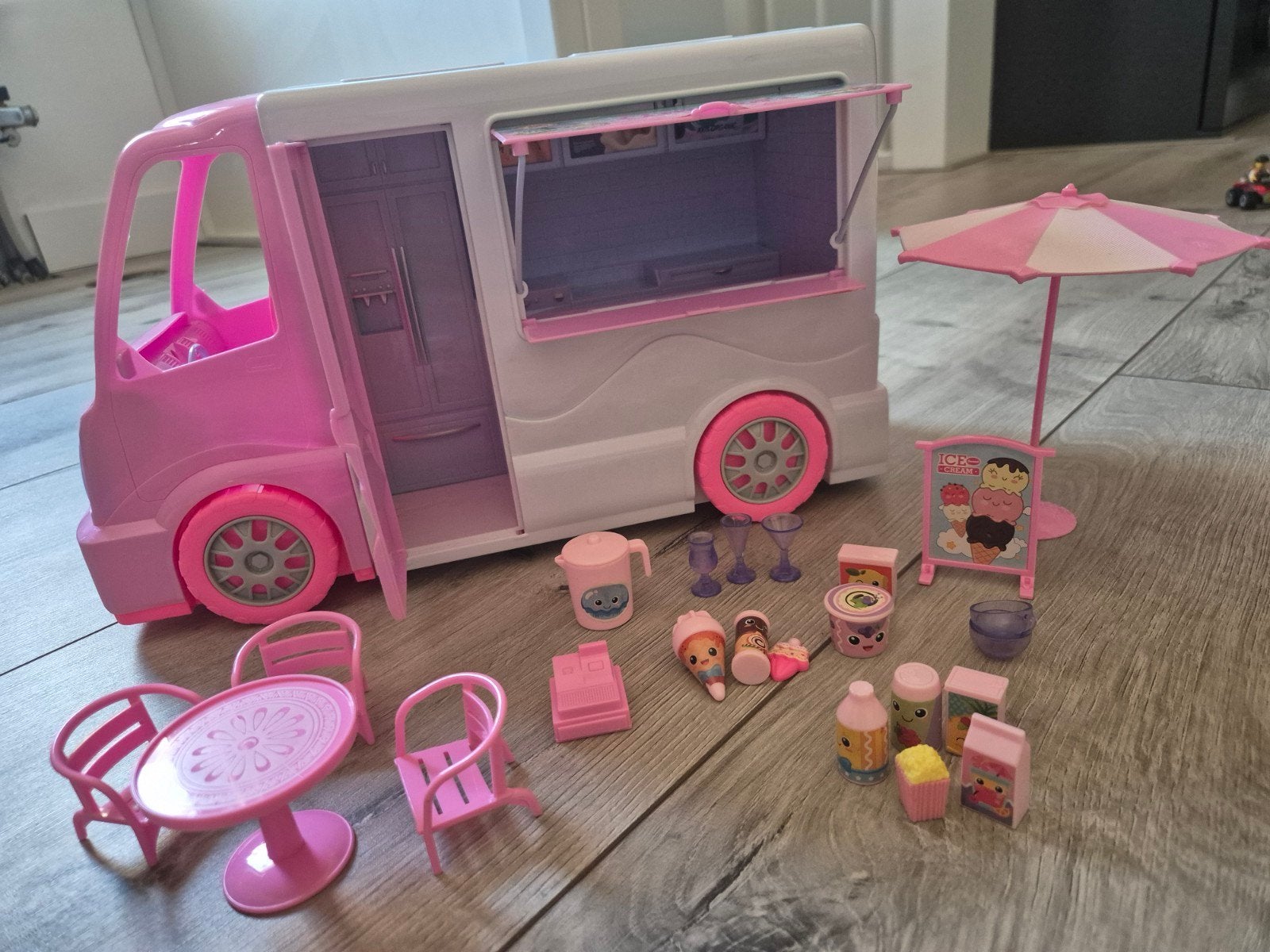 leuke ijs auto (voor poppen/barbie), Ophalen, Barbie