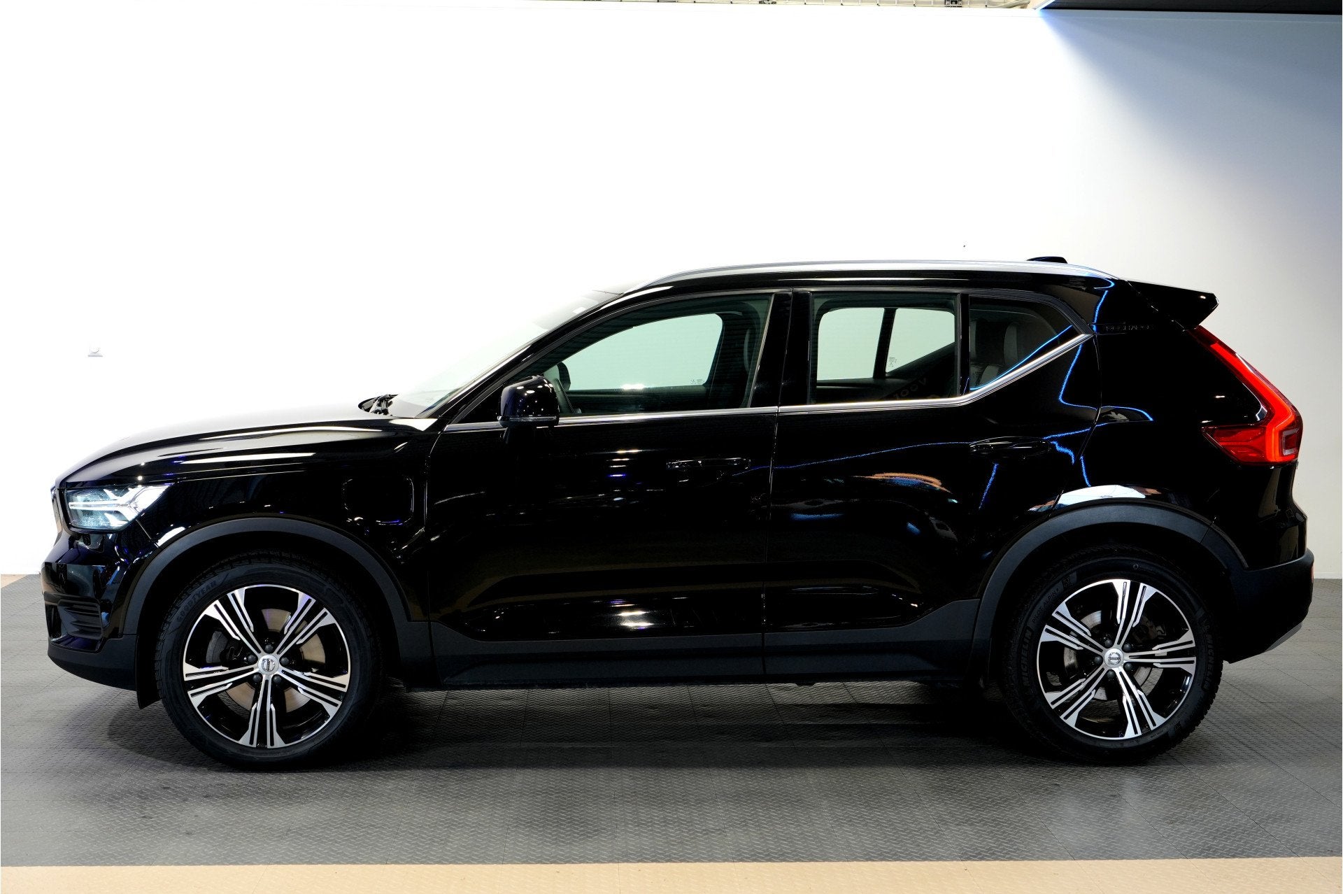 Volvo XC40 1.5 T4 Recharge 155kW/211pk DCT7 Inscription ADAP, Auto's, Dealer onderhouden, Met garantie (alle), Zwart, Hybride Elektrisch/Benzine