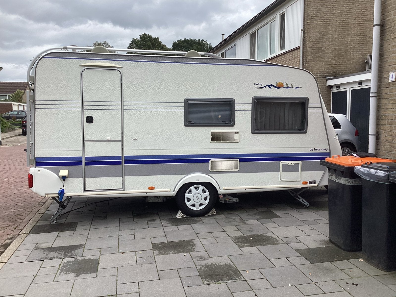 Hobby De Luxe Easy 440 SF - Complete caravan met voortent, Caravans en Kamperen, Caravans, Schokbreker, Hobby, Treinzit, Dwarsbed