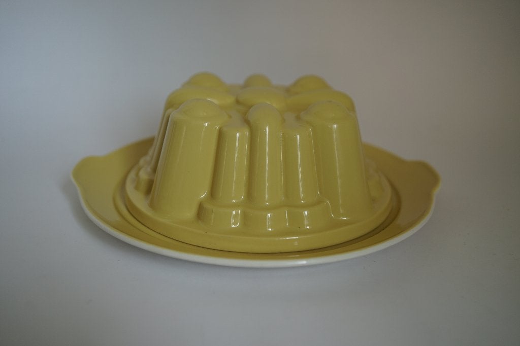 pastel gele puddingvorm + onderschaal Regout Maastricht, Ophalen of Verzenden