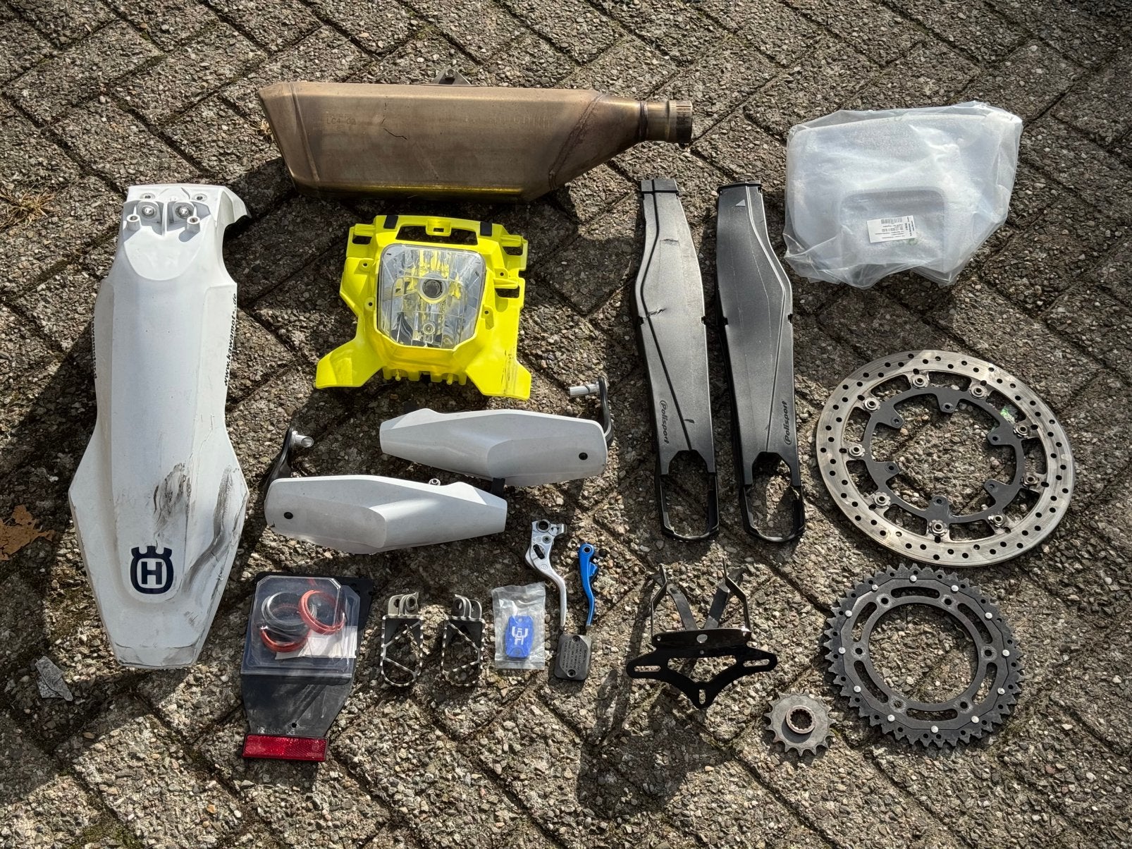 Husqvarna 701 onderdelen lot - Voorkap, uitlaat, tandwielen, Ophalen of Verzenden