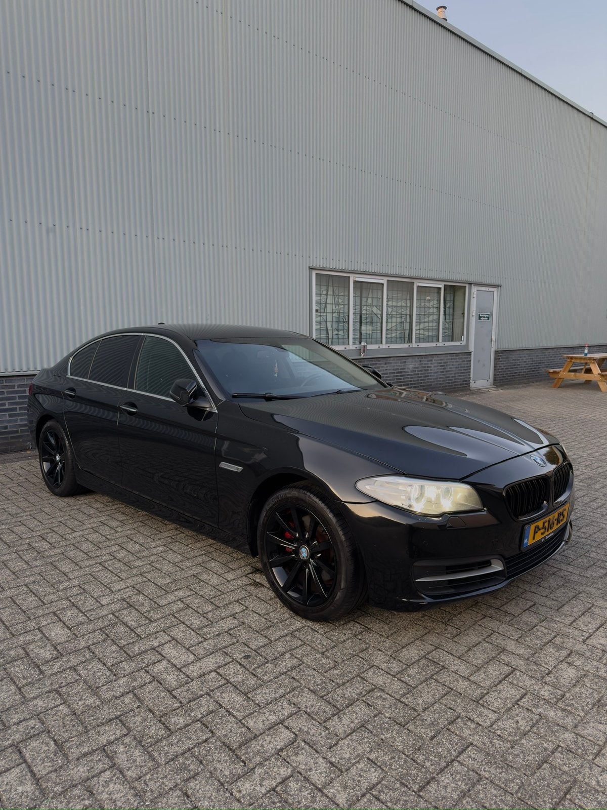 BMW 5-Serie 2.0 520I AUT 184 PK Sedan 2016 Zwart, Auto's, Achterwielaandrijving, 4 cilinders, 2000 kg, Zwart