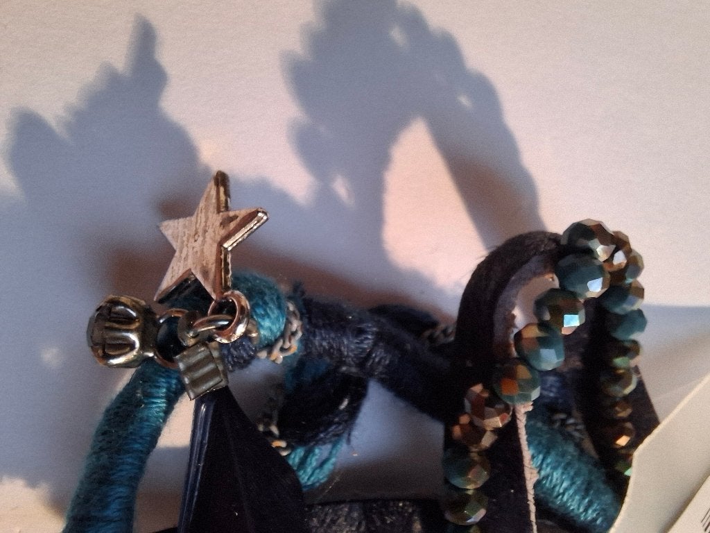 Nieuwe armband met diverse bedels., Overige materialen, Overige kleuren, Nieuw, Ophalen of Verzenden