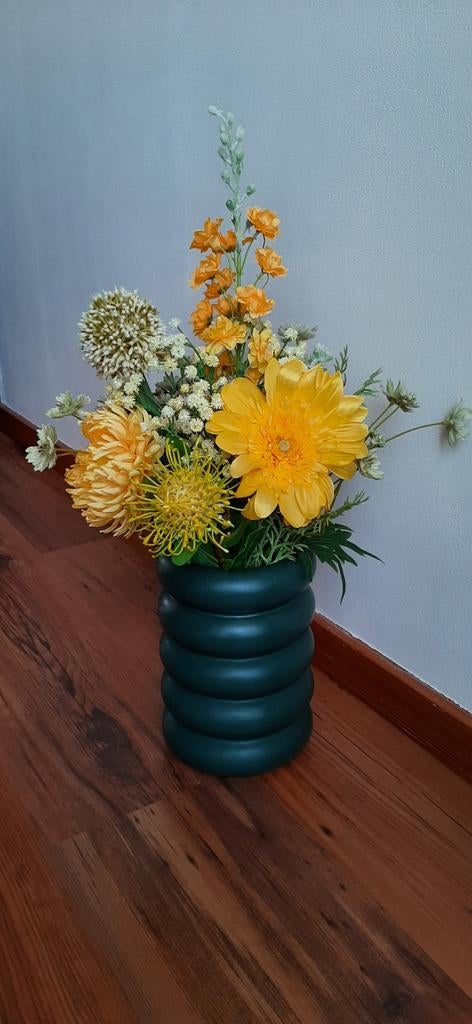 Donkergroene vaas met bloemen, Huis en Inrichting, Woonaccessoires | Vazen, Ophalen, Aardewerk of Porselein, Zo goed als nieuw