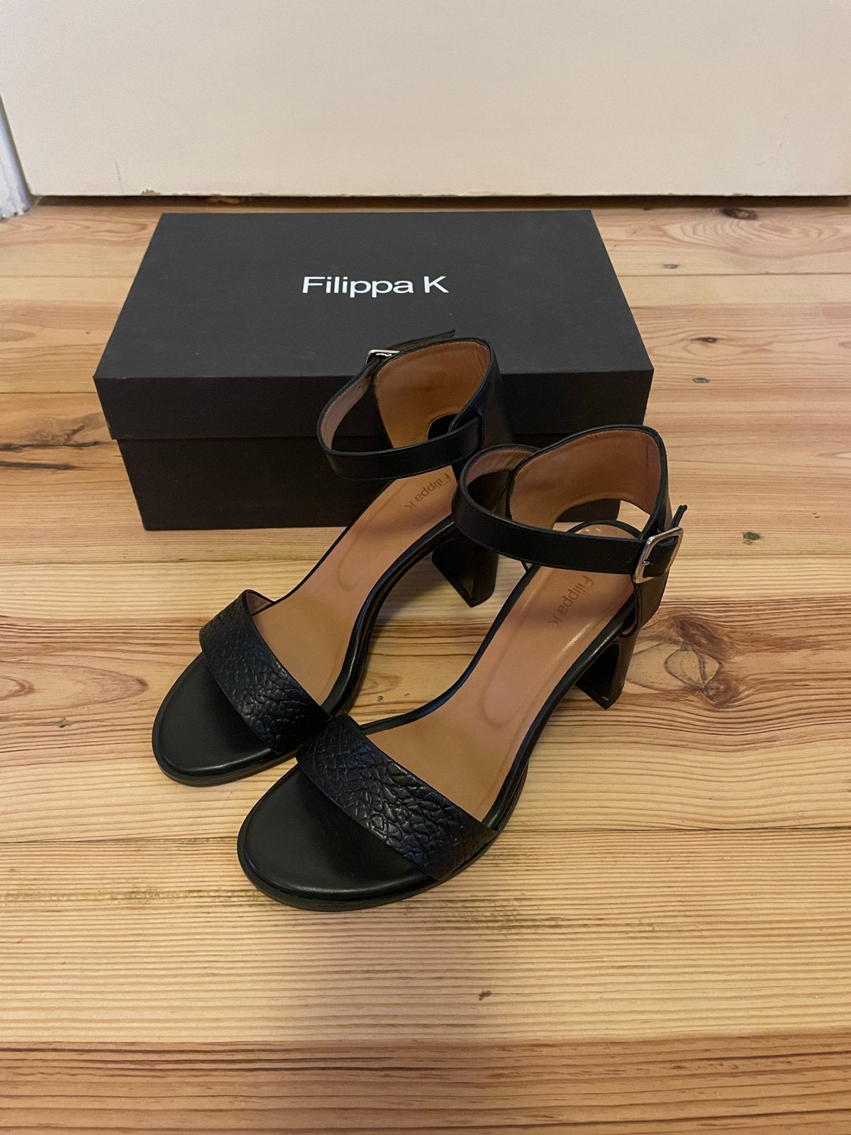 Filippa K zwarte sandalen met hak - maat 37, Zwart, Zo goed als nieuw, Sandalen of Muiltjes, Ophalen of Verzenden