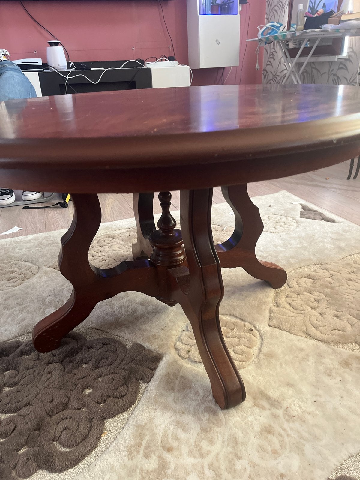 Ovale houten salontafel met sierlijke poten, Ophalen, Gebruikt, 100 tot 150 cm, Tot twee personen