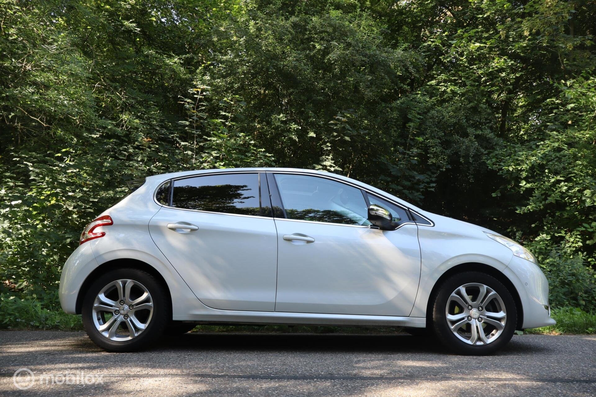 Peugeot 208 1.2 PureTech Roland Garros | Pano | AUTOMAAT! |, Euro 6, 1199 cc, 82 pk, Wit