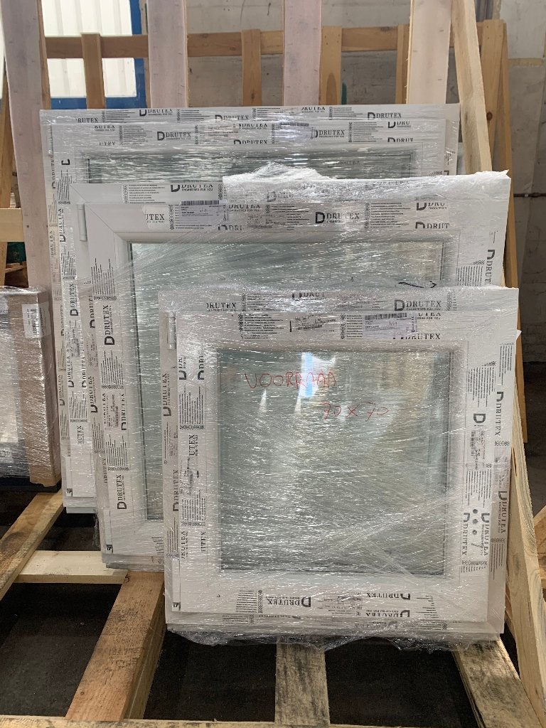 Draaikiepraam 60 x 60 cm compleet – €100, Ophalen, Kunststof, Minder dan 75 cm, Raamkozijn