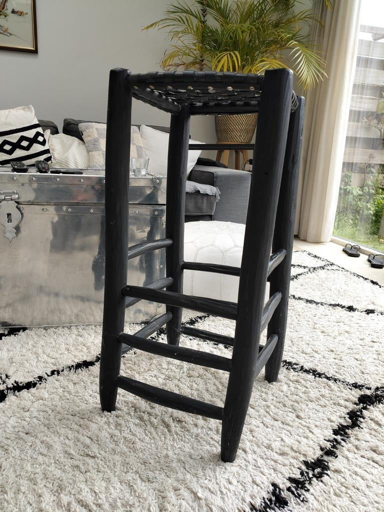 Zwarte houten kruk met leren zitting - 34x34x72 cm, Huis en Inrichting, Krukjes, Ophalen, Gebruikt, Hout