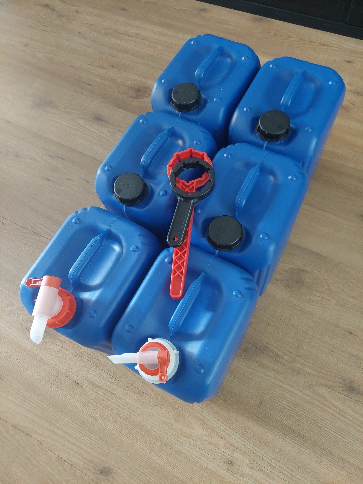 6x 10L Jerrycans (4x dop, 2x kraan) + 2 Openers, Ophalen, Gebruikt