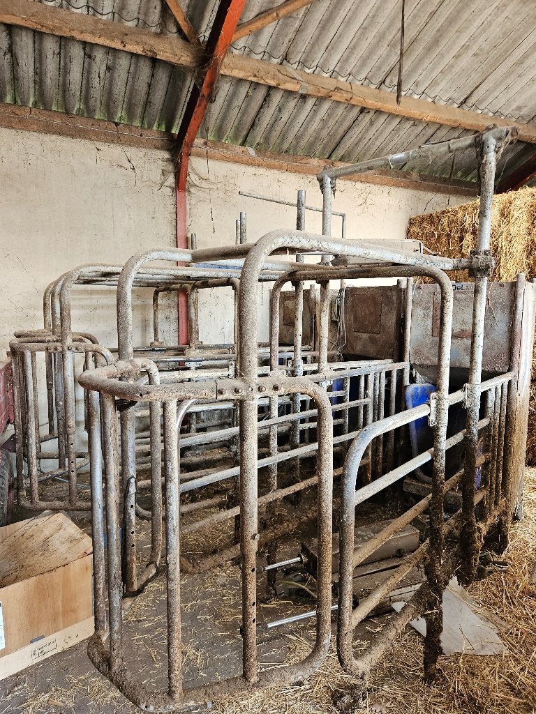 Krachtvoerstations met pneumatisch afsluithek Hanskamp, Ophalen, Veehouderij, Voertechniek