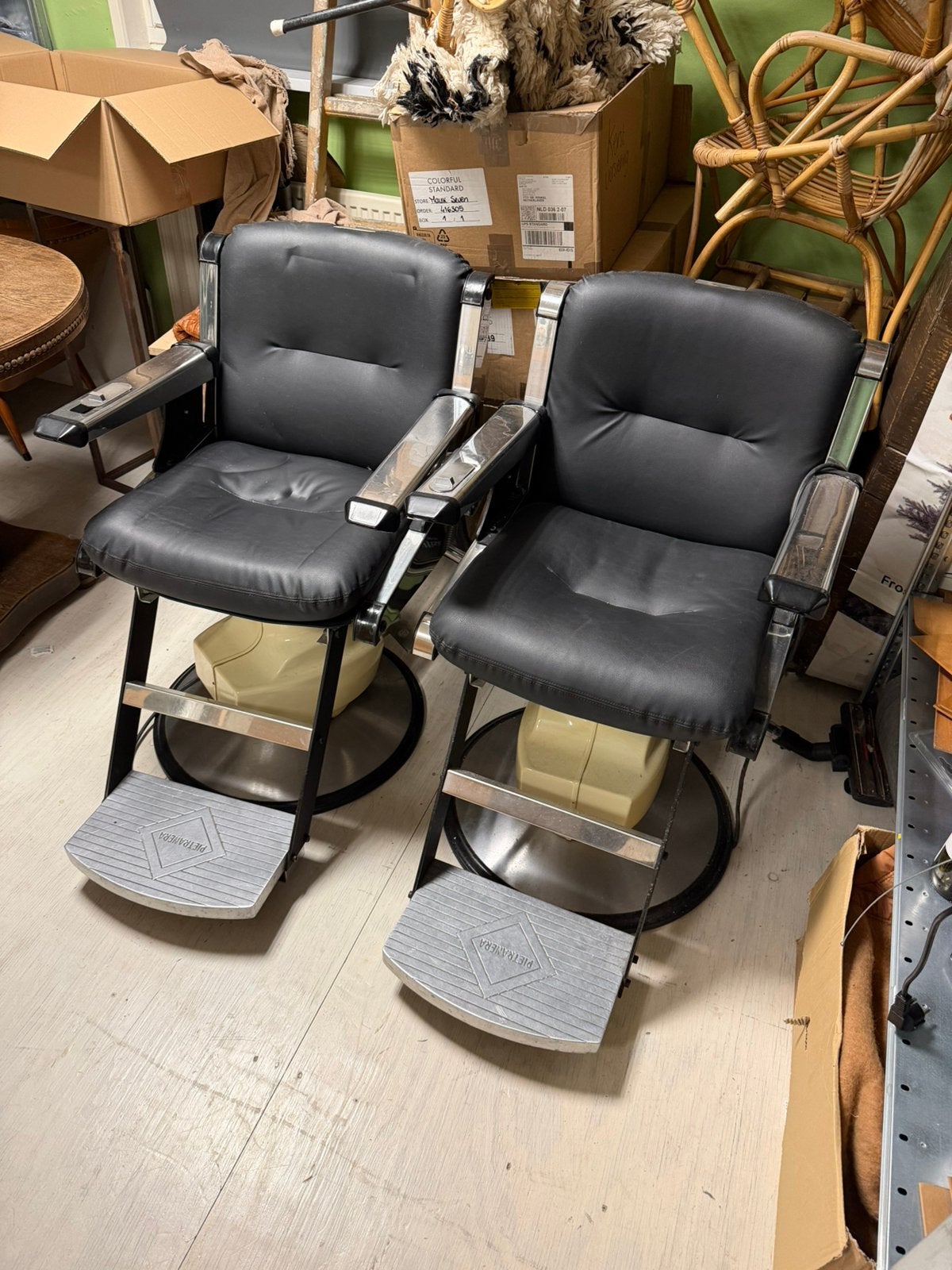 2x Pietranera heren / barber kapper stoelen, Huis en Inrichting, Ophalen, Twee