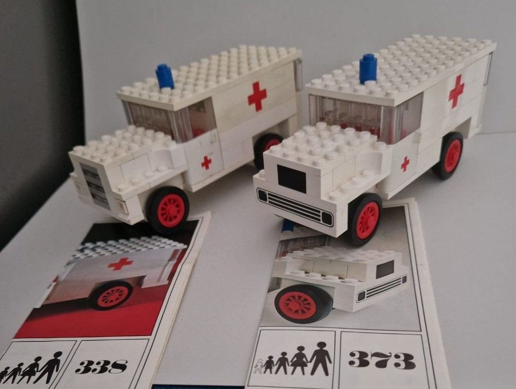 Lego 338 en 373 Twee ambulances uit resp. 1970 en 1971, Kinderen en Baby's, Speelgoed | Duplo en Lego, Gebruikt, Lego, Ophalen of Verzenden