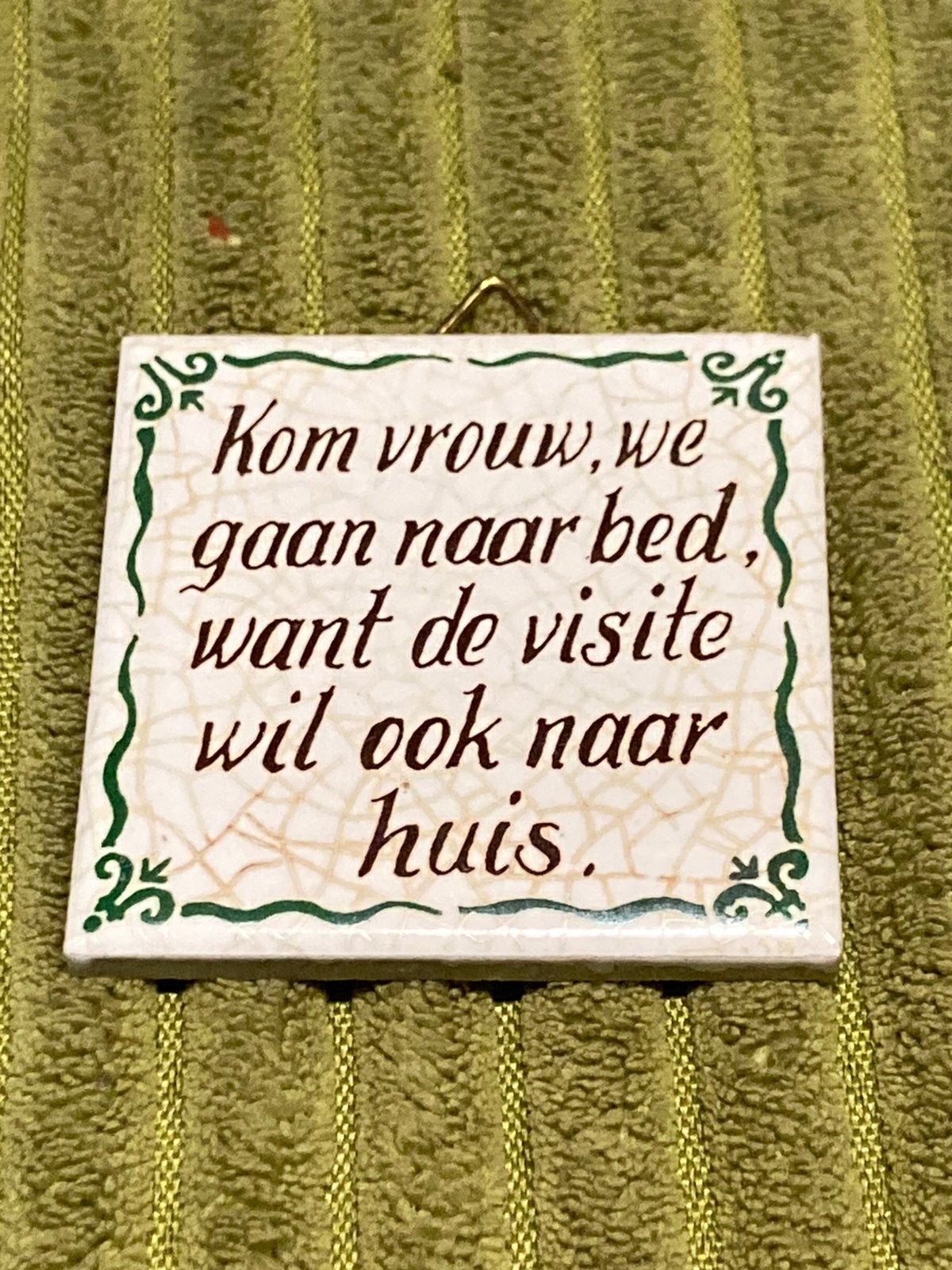 Miniatuur tegeltje met spreuk, vrouw (080426c), Ophalen of Verzenden, Zo goed als nieuw