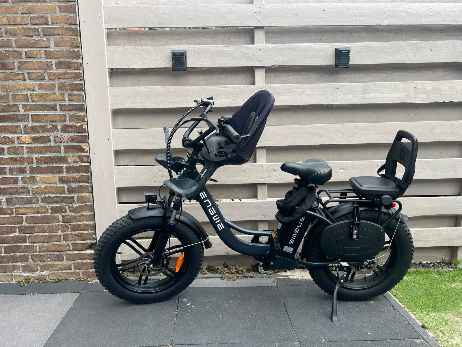 Engwe L20 Boost Moederfiets met kinderzitjes slot en alarm, 2 zitjes, Dubbele standaard, Zo goed als nieuw, Minder dan 47 cm