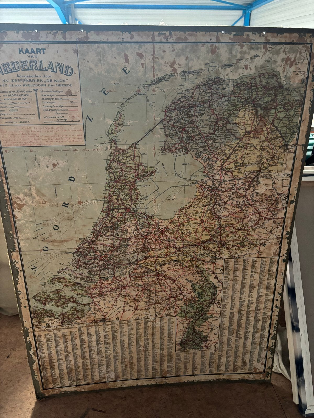 Antieke school landkaart Nederland - Zeepfabriek De Klok, Gelezen, Ophalen of Verzenden, Landkaart, 1800 tot 2000