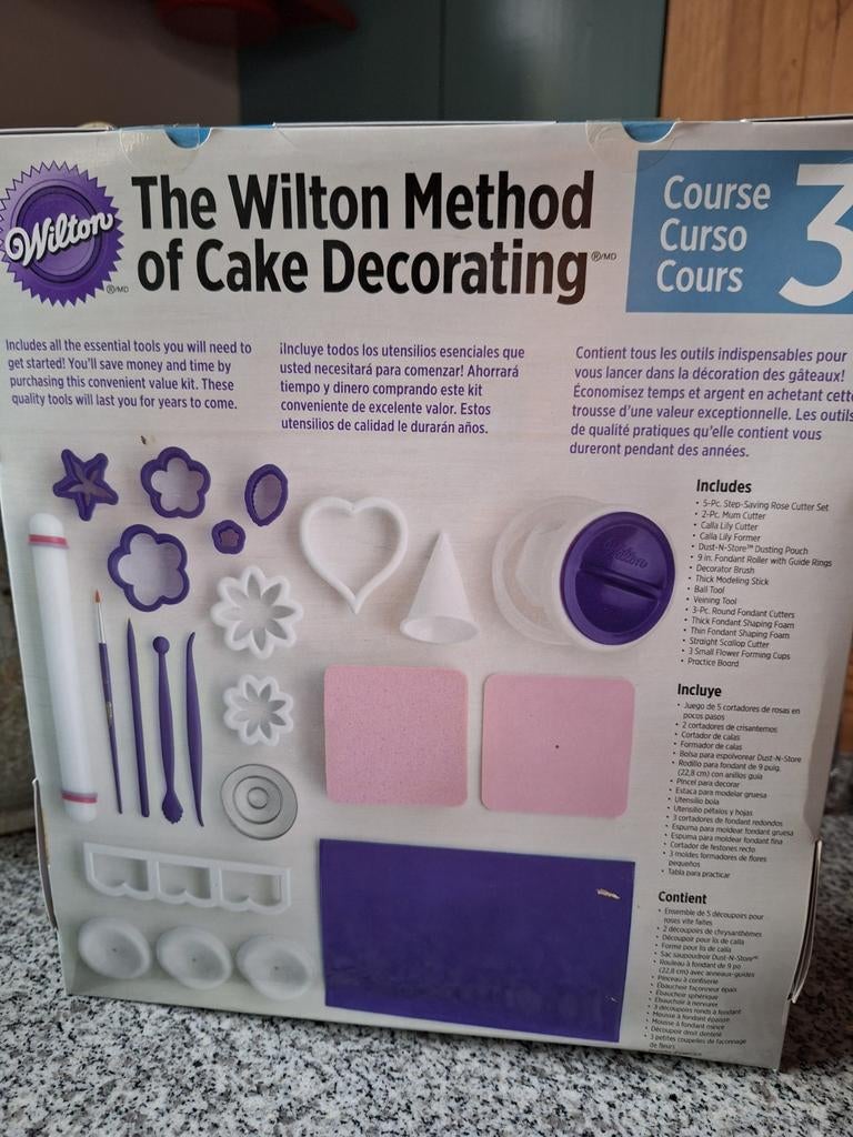 NIEUW! Wilton Cursus 3: Fondant en Gum Paste Decoratie Kit, Ophalen of Verzenden, Nieuw, Taarten of Cupcakes, Bakvorm