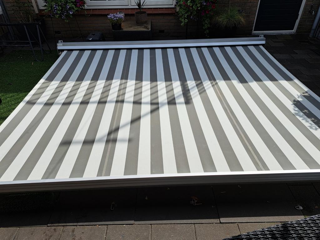 Zonnescherm knikarm 350 cm breed Uitval 300 cm, Tuin en Terras, Zonneschermen, Ophalen, Gebruikt, 150 tot 300 cm, 250 cm tot 450 cm