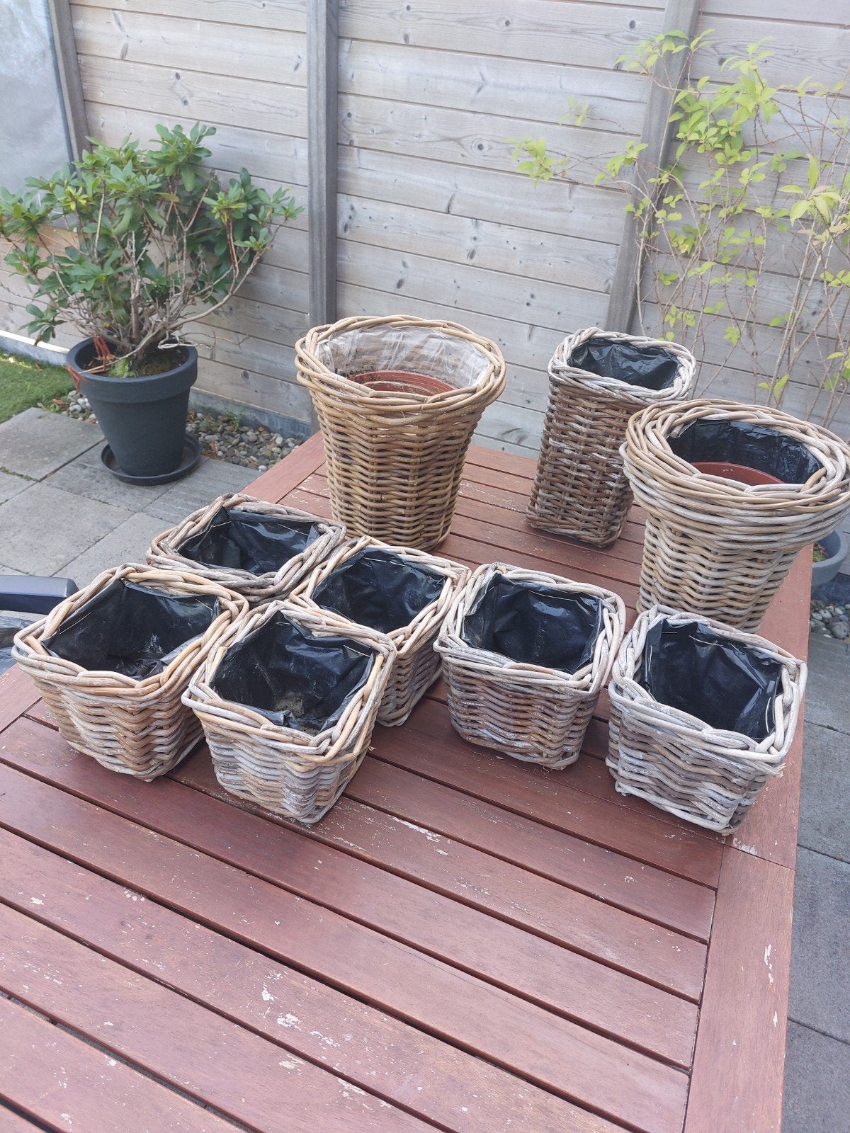 Diverse rieten bloempotten en plantenbakken, Overige materialen, Gebruikt, 40 tot 70 cm, Ophalen