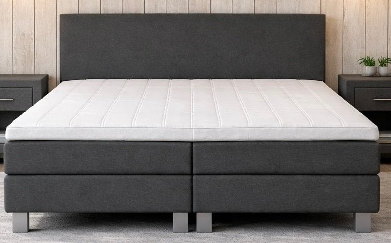 Boxspring bed met matras zonder topper.