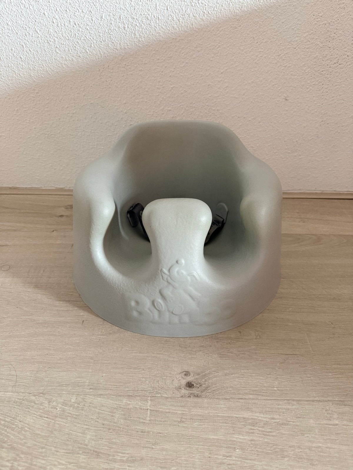 Bumbo Vloerzitje met Gordel - Grijs, Kinderen en Baby's, Kinderstoelen, Ophalen, Zo goed als nieuw, Overige typen, Gordel(s)