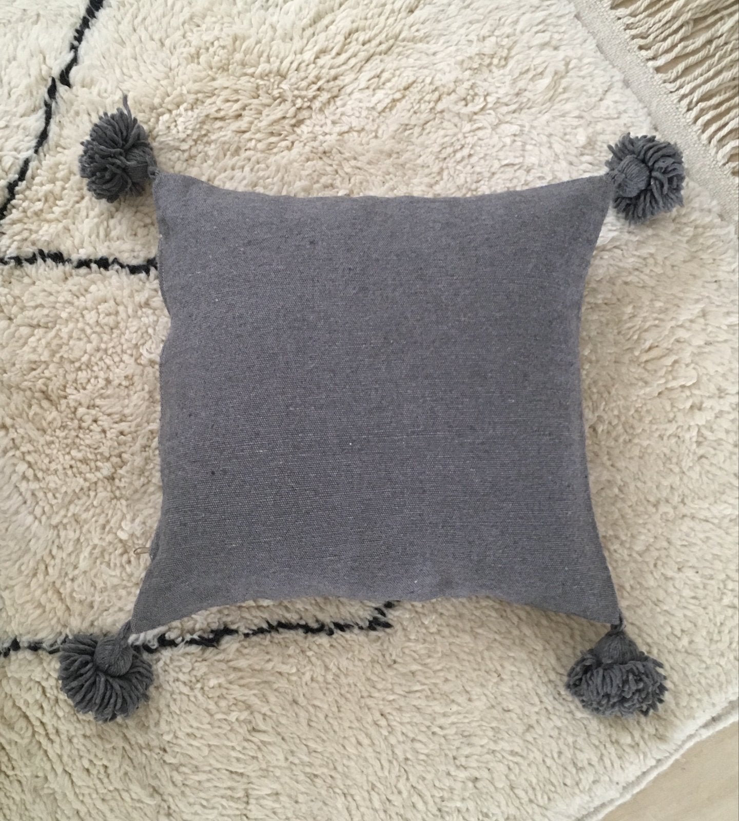 Grijze pompom kussenhoes 50x50cm, Nieuw, Ophalen of Verzenden, Grijs, Vierkant