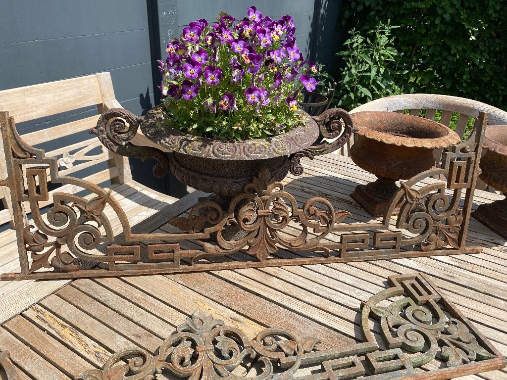 Brocante oude Franse smeedijzeren vensterhekken, garde-corps, Ophalen